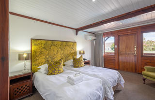 Knysna Log-Inn Deluxe Room