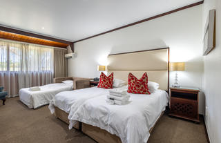 Knysna Log-Inn Luxury Room