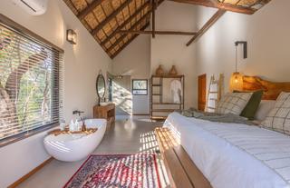 Ukanyi Villa Main bedroom