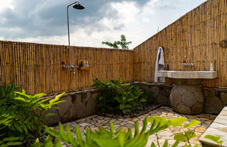 Kibale Lodge-Outside shower 