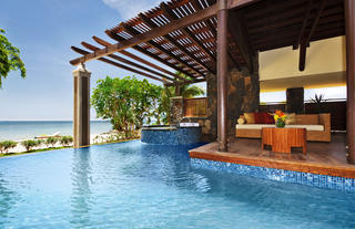 Luxury Beachfront Jet Pool Suite