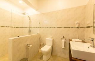 Spacious bathroom