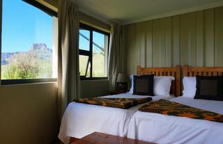 Bungalow room with twin-bed layout