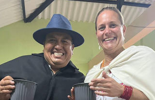 Quichua community tour – smiling man and woman in traditional Andean clothing