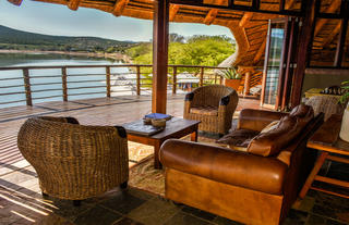 The lounge at Buffelsdrift overlooking the dam