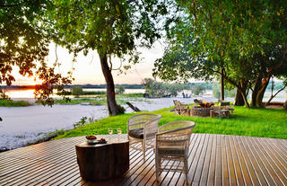 Chundu Island - Snacks on the Pool Deck
