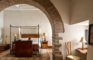 Colonial Arch Suite