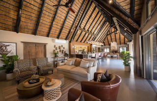 Lounge & bar