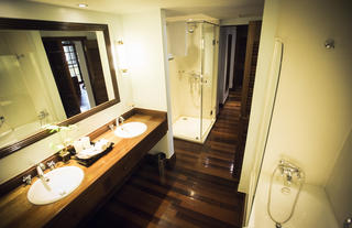Prestige Suite Bathroom 