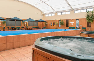 Swimming Pool & Spas at Distinction Hamilton Hotel