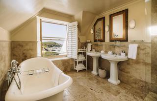 Deluxe Superior Room Ensuite Bathroom