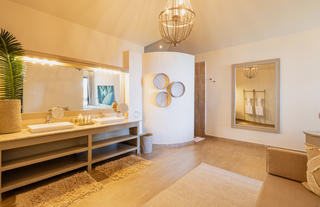 villa bathroom