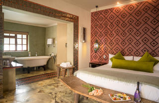 Singa Town Lodge - Room & Bathroom 