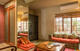Singa Town Lodge - Lounge Area 