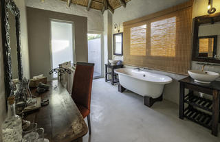 Hlosi Game Lodge - Family Suite Main Bathroom 