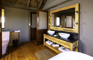 Hlosi Game Lodge - Family Tent Bathroom 