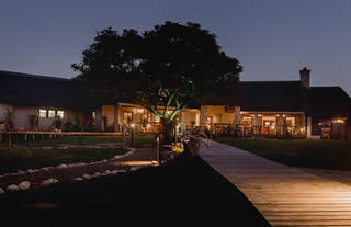 Hlosi Game Lodge - Lodge At Dusk