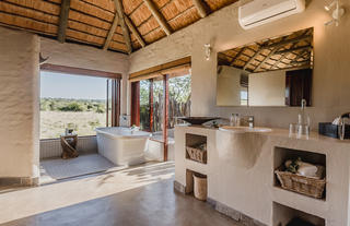 Hlosi Game Lodge - Luxury Suite Bathroom