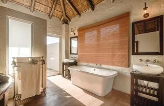 Hlosi Game Lodge - Luxury Suite Bathroom