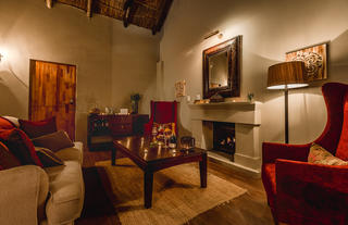 Hlosi Game Lodge - Luxury Suite Lounge
