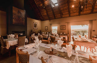 Hlosi Game Lodge - Dining Room