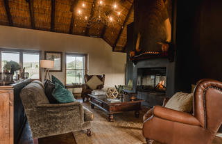 Hlosi Game Lodge - Fireplace In Lounge