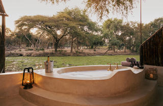 Old Mondoro - outdoor bath Bush Chalet