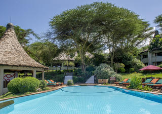 Der Pool der Lake Manyara Serena Safari Lodge ist ein Infinity-Pool mit „verschwindendem Horizont“, der atemberaubende Ausblicke auf das Great Rift Valley bietet. Es ist der perfekte Ort, um nach einem Tag voller Abenteuer zu entspannen und die ruhige Atmosphäre zu genießen.