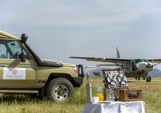 Die Serengeti Serena Safari Lodge bietet ihren Gästen bei der Ankunft auf der privaten Landebahn der Lodge ein einzigartiges Willkommenserlebnis. Dort werden sie mit Erfrischungen und einer traditionellen Tanzaufführung lokaler Massaikrieger begrüßt, was den Ton für ein unvergessliches Safari-Abenteuer angibt.