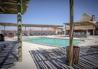 Der einladende Poolbereich der Kulala Desert Lodge