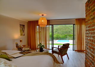 Ein Schlafzimmer mit ziemlich romantischer Dusche, Blick auf den Pool/die Berge vom Zimmer