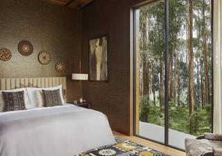 Immerse yourself completely in the wild Rwandan gardens with an extended private space facing the flora. Soak up the rare beauty as you bathe in your outdoor bathtub or shower, lounge on the spacious deck, or dine in the fresh forest air. Inside, your striking master bedroom is complemented with expansive living and dining, so you have the best of both worlds for every mood.
