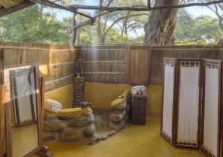 Time + Tide Chongwe River Camp - Open air bathrooms