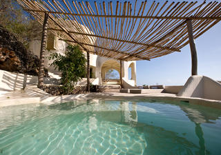 A day pavilion with plunge pool and sun lounger for relaxing