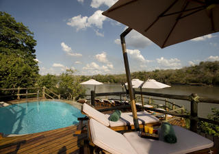Die Serena Mivumo River Lodge verfügt über einen atemberaubenden Pool mit Blick auf den Fluss Rufiji und ist ein perfekter Ort, um zu entspannen und die atemberaubende Aussicht zu genießen, während Sie ein erfrischendes Bad nehmen. Der Poolbereich ist auch mit bequemen Liegestühlen und Sonnenschirmen ausgestattet, auf denen sich die Gäste entspannen und die afrikanische Sonne genießen können.