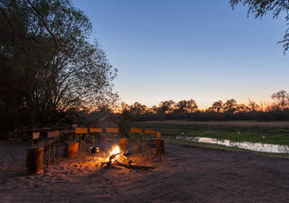 Lagerfeuer mit Blick auf das Okavango Delta
