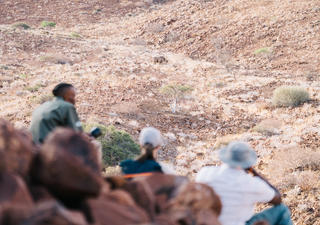 Ein an die Wüste angepasstes Spitzmaulnashorn zu Fuß zu verfolgen ist ein unvergessliches namibisches Abenteuer