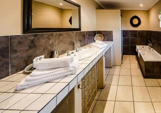 Alle Zimmer haben ein eigenes Bad mit separater Badewanne und Dusche.