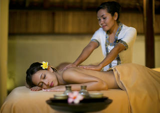 Mango Tree Spa delves into Lombok’s traditions and collective ancient wisdom on wellness to inspire its most unique and innovative treatments. Beneath the boughs of the Mango Tree, in a luxurious sanctuary of holistic healing and wellness that works, prepare to turn off your mind, relax and float downstream.
