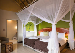 Geräumige, moderne und erfrischende luxuriöse Zimmer mit eigenem Bad in der Safarihoek Lodge