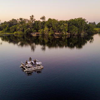 Xugana Island Lodge mit Blick auf die Xugana Lagune im Herzen des Okavango Delta