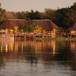 Flusszufahrt nach Nunda mit dem Okavango in voller Flut.