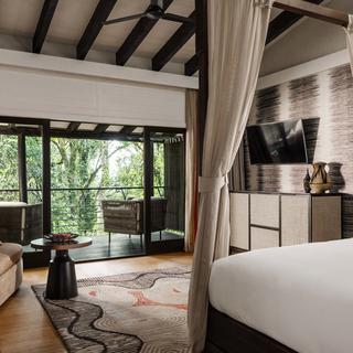 Das Nyungwe-Zimmer mit einem Schlafzimmer ist der perfekte Rückzugsort für Ihr einmaliges ruandisches Luxuserlebnis. Unser charakteristisches Schlafzimmer wurde entworfen, um zwei Gäste in einem Kingsize-Bett unterzubringen. Es befindet sich inmitten üppiger Baumwipfel und öffnet sich zu einem großen, privaten Balkon. Sie werden viel Platz zum Ausstrecken entdecken, wobei das Schlafzimmer auch einen gemütlichen Liegebereich bietet. Der offene Raum des Balkons lädt Sie ein, nach draußen zu gehen und die Geräusche der Wildnis zu genießen und seltene Vögel über ihnen zu beobachten. Halten Sie Ausschau nach den schelmischsten Bewohnern des Dschungels, den neugierigen Affen.