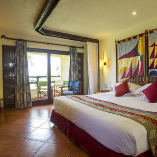 Die Lake Manyara Serena Safari Lodge bietet einen ruhigen Rückzugsort, der mühelos traditionellen Stil und modernen Komfort verbindet. Genießen Sie sorgfältig eingerichtete Unterkünfte mit Farben, die von der natürlichen Schönheit der Umgebung inspiriert sind, durchdachten Annehmlichkeiten wie kostenlosem WLAN und einer entspannenden Aussicht von Ihrer Veranda aus. Die Losimingori Suite bietet eine separate Sitzecke, einen Flachbild-TV und einen Balkon für ein ganz besonderes Erlebnis.
