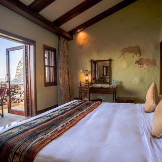 Die Gästezimmer und Suiten der Ngorongoro Serena Safari Lodge verbinden Komfort und Service mit der Schönheit des Ngorongoro-Kraters. Die Innenausstattung ist mit Messinglampen, Lederkopfteilen, Wildholzspiegeln und Massai-Schnitzereien ausgestattet. Die Gäste können modernen Komfort wie kostenloses WLAN und 24-Stunden-Zimmerservice genießen und sich gleichzeitig von ihrem privaten Steinbalkon mit Blick auf den Kraterboden aus mit der natürlichen Umgebung verbinden.