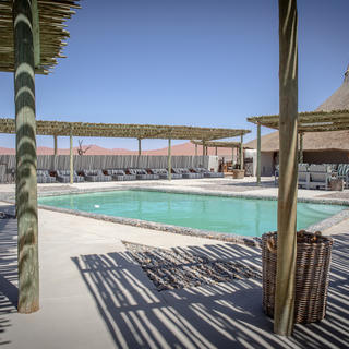 Der einladende Poolbereich der Kulala Desert Lodge