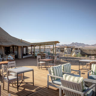 Der „große Himmel“ der Wilderness Kulala Desert Lodge lädt zum Essen im Freien ein