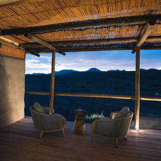 Beobachten Sie den Sonnenuntergang von der Terrasse Ihres Gästezimmers aus, während sich die alten Berge von Rost zu Purpur verfärben