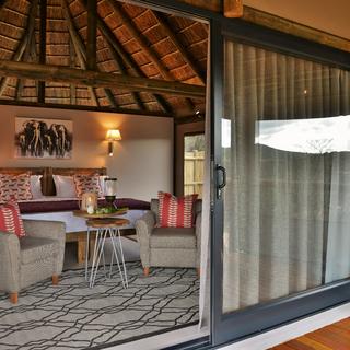 5 Luxus-Zelte für 2 Gäste. Innen- und Außendusche mit Balkonüberblick auf Garten oder Reserve