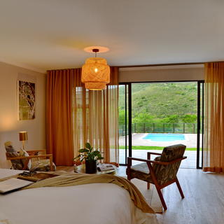 Ein Schlafzimmer mit ziemlich romantischer Dusche, Blick auf den Pool/die Berge vom Zimmer